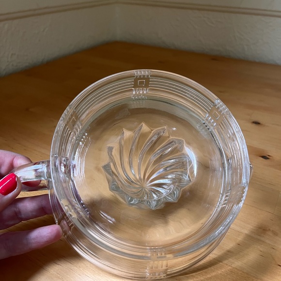 Vintage Hazel Atlas Crisscross Pattern Large Reamer or Juicer - Picture 5 of 7